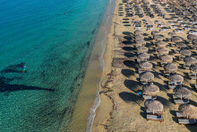 Gr&eacute;cko tak vysiela jasn&yacute; sign&aacute;l: časť pobrežia už nem&aacute; sl&uacute;žiť predov&scaron;etk&yacute;m turistick&eacute;mu komfortu, ale ochrane pr&iacute;rody. FOTO: REUTERS