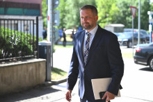 Na sn&iacute;mke minister zdravotn&iacute;ctva SR Kamil &Scaron;a&scaron;ko (Hlas-SD) prich&aacute;dza na v&yacute;jazdov&eacute; rokovanie vl&aacute;dy SR v obci Haniska v okrese Ko&scaron;ice-okolie 27. m&aacute;ja 2026.