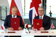 Nov&uacute; obrann&uacute; zmluvu v stredu v Lond&yacute;ne podp&iacute;sali britsk&yacute; a poľsk&yacute; premi&eacute;r Keir Starmer a Donald Tusk. FOTO: Reuters/Jack Taylor