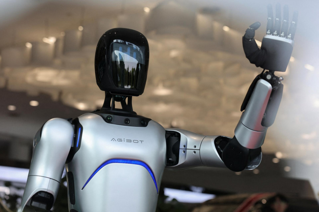 Humanoidn&yacute; robot AgiBot m&aacute;v&aacute; z&aacute;kazn&iacute;kom v showroome Yongda Automobiles v &Scaron;angaji. FOTO: REUTERS