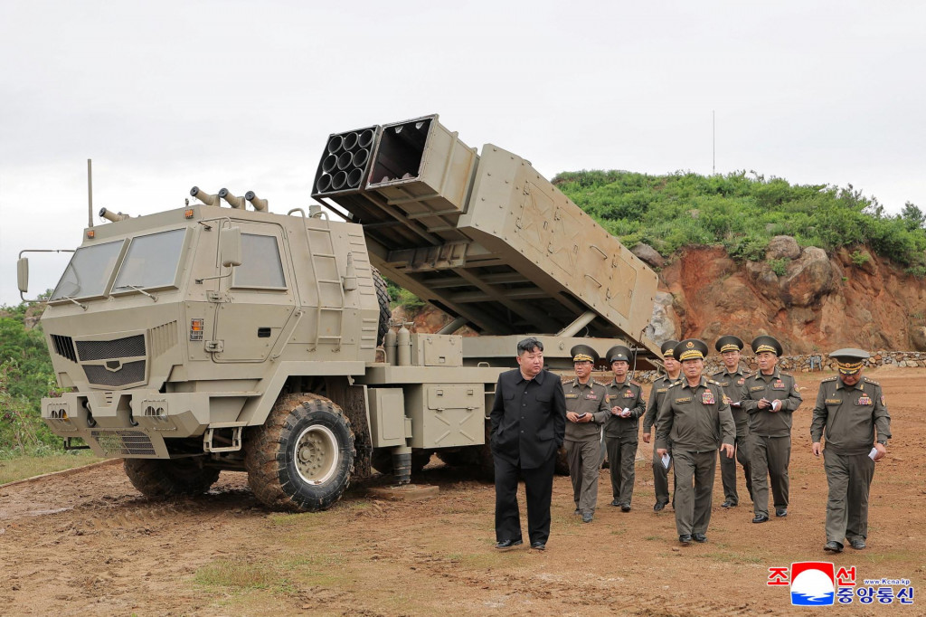 Kim Čong-un dohliada na raketov&eacute; testy. FOTO: Reuters