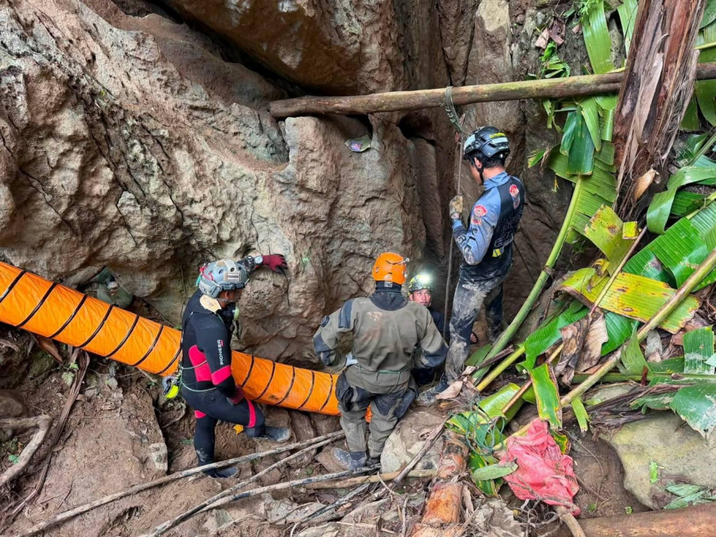 Členovia z&aacute;chrann&eacute;ho t&iacute;mu pracuj&uacute; na z&aacute;chrane siedmich ľud&iacute; uv&auml;znen&yacute;ch v jaskyni v Laose. FOTO: Reuters/Metta Tham Kalasin Rescue