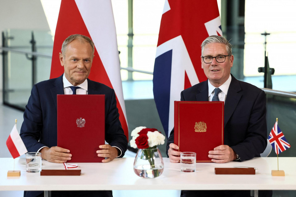 Nov&uacute; obrann&uacute; zmluvu v stredu v Lond&yacute;ne podp&iacute;sali britsk&yacute; a poľsk&yacute; premi&eacute;r Keir Starmer a Donald Tusk. FOTO: Reuters/Jack Taylor