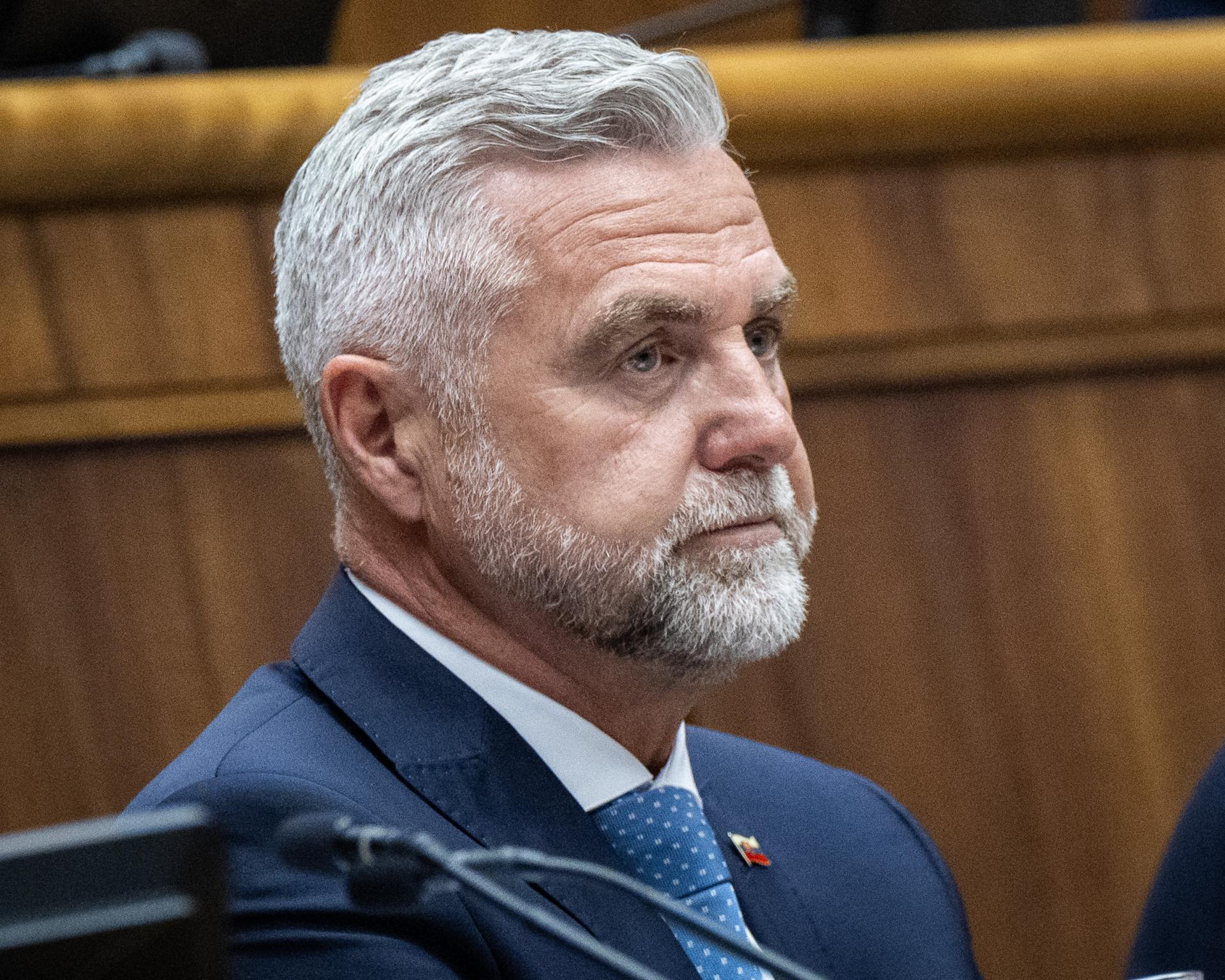 Sprostá provokácia, reaguje Gašpar na kauzu Hlinovho saka. Podľa neho testuje vedenie parlamentu