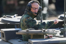 Friedrich Merz sa počas n&aacute;v&scaron;tevy z&aacute;kladne Bundeswehru v M&uuml;nsteri z 30. apr&iacute;la previezol na obrnenom vozidle Boxer. FOTO: Reuters