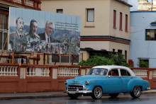 Billboard v Havane s fotografiami zosnul&eacute;ho kub&aacute;nskeho prezidenta Fidela Castra, b&yacute;val&eacute;ho kub&aacute;nskeho prezidenta Ra&uacute;la Castra a kub&aacute;nskeho prezidenta Miguela D&iacute;aza-Canela, FOTO: Reuters