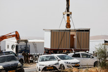Izraelsk&iacute; osadn&iacute;ci in&scaron;taluj&uacute; nov&yacute; karavan neďaleko palest&iacute;nskej dediny Um al-Khair v Masafer Yatta na Izraelom okupovanom Z&aacute;padnom brehu Jord&aacute;nu. FOTO: Reuters
