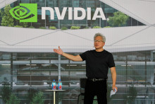 &Scaron;&eacute;f firmy v&yacute;robcu poč&iacute;tačov&yacute;ch čipov Nvidia Jensen Huang rečn&iacute; počas podujatia pre zamestnancov na stavenisku ich taiwansk&eacute;ho s&iacute;dla &bdquo;Constellation&ldquo; v hlavnom meste Tchaj-pej v stredu 27. m&aacute;ja 2026. FOTO: TASR/AP