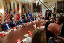 Zasadnutie kabinetu v zasadacej miestnosti Bieleho domu vo Washingtone. FOTO: REUTERS