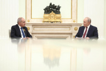 Rusk&yacute; prezident Vladimir Putin a arm&eacute;nsky premi&eacute;r Nikol Pa&scaron;injan na stretnut&iacute; v Kremli 1. apr&iacute;la 2026. FOTO: REUTERS