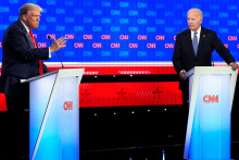 Na arch&iacute;vnej sn&iacute;mke z 27. j&uacute;na 2024 v Atlante americk&yacute; prezident Joe Biden (vpravo) a republik&aacute;nsky prezidentsk&yacute; kandid&aacute;t a exprezident USA Donald Trump počas debaty pred novembrov&yacute;mi prezidentsk&yacute;mi voľbami v s&iacute;dle telev&iacute;zie CNN v Atlante. FOTO: TASR/AP