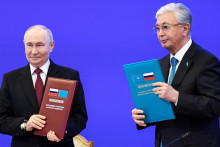 Rusk&yacute; prezident Vladimir Putin (vľavo) a kaza&scaron;sk&yacute; prezident Kasym-Žomart Tokajev v Astane počas podpisu po ich stretnut&iacute; vo &scaron;tvrtok 28. m&aacute;ja 2026.  FOTO TASR/AP