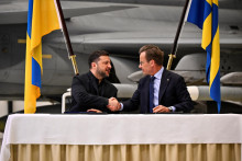 &Scaron;v&eacute;dsky premi&eacute;r Ulf Kristersson a ukrajinsk&yacute; prezident Volodymyr Zelenskij. FOTO: Reuters