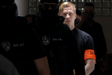 Obžalovan&yacute; Samuel Stra&scaron;ko prich&aacute;dza v sprievode pr&iacute;slu&scaron;n&iacute;kov Zboru v&auml;zenskej a justičnej str&aacute;že na s&uacute;dne pojedn&aacute;vanie. FOTO: TASR