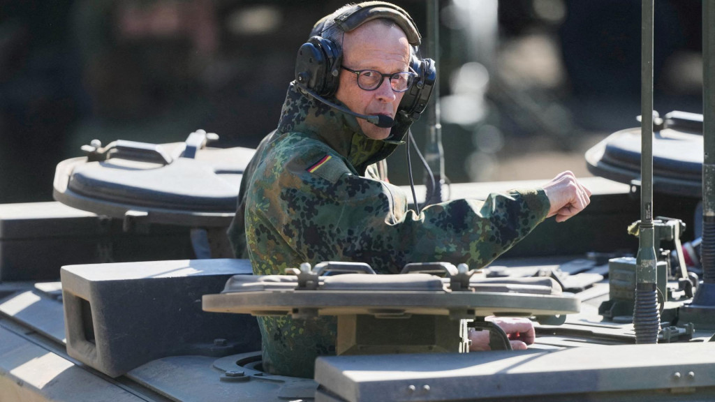 Friedrich Merz sa počas n&aacute;v&scaron;tevy z&aacute;kladne Bundeswehru v M&uuml;nsteri z 30. apr&iacute;la previezol na obrnenom vozidle Boxer. FOTO: Reuters