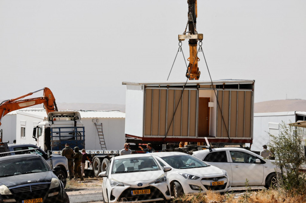 Izraelsk&iacute; osadn&iacute;ci in&scaron;taluj&uacute; nov&yacute; karavan neďaleko palest&iacute;nskej dediny Um al-Khair v Masafer Yatta na Izraelom okupovanom Z&aacute;padnom brehu Jord&aacute;nu. FOTO: Reuters