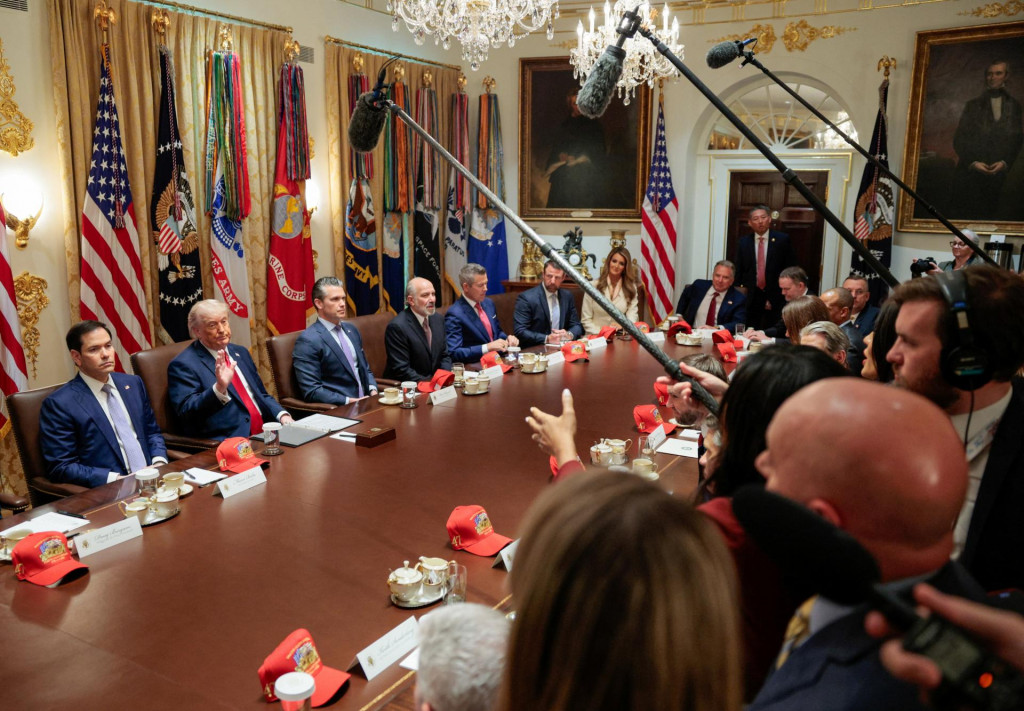 Zasadnutie kabinetu v zasadacej miestnosti Bieleho domu vo Washingtone. FOTO: REUTERS