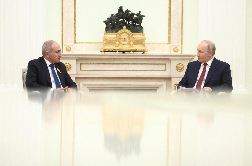 Rusk&yacute; prezident Vladimir Putin a arm&eacute;nsky premi&eacute;r Nikol Pa&scaron;injan na stretnut&iacute; v Kremli 1. apr&iacute;la 2026. FOTO: REUTERS