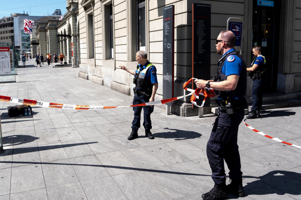 Policajti odstraňuj&uacute; p&aacute;sku po &uacute;toku nožom na železničnej stanici vo &scaron;vajčiarskom Winterthure. FOTO: TASR/AP