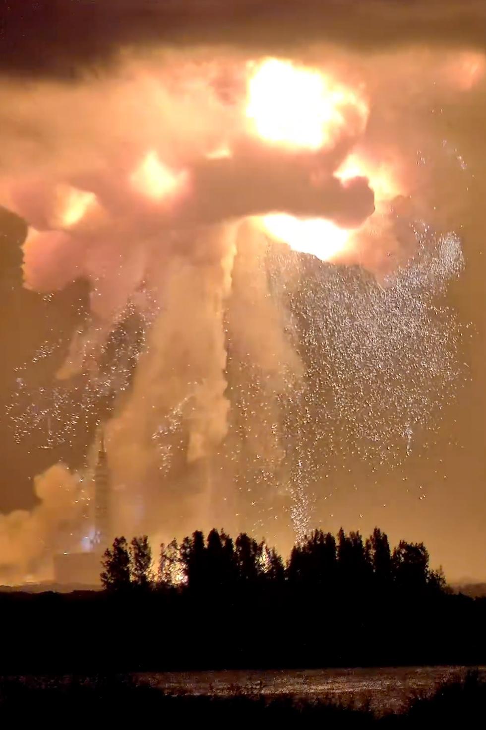 Raketa spoločnosti Blue Origin explodovala počas testu na štartovacej rampe. Nikto sa nezranil