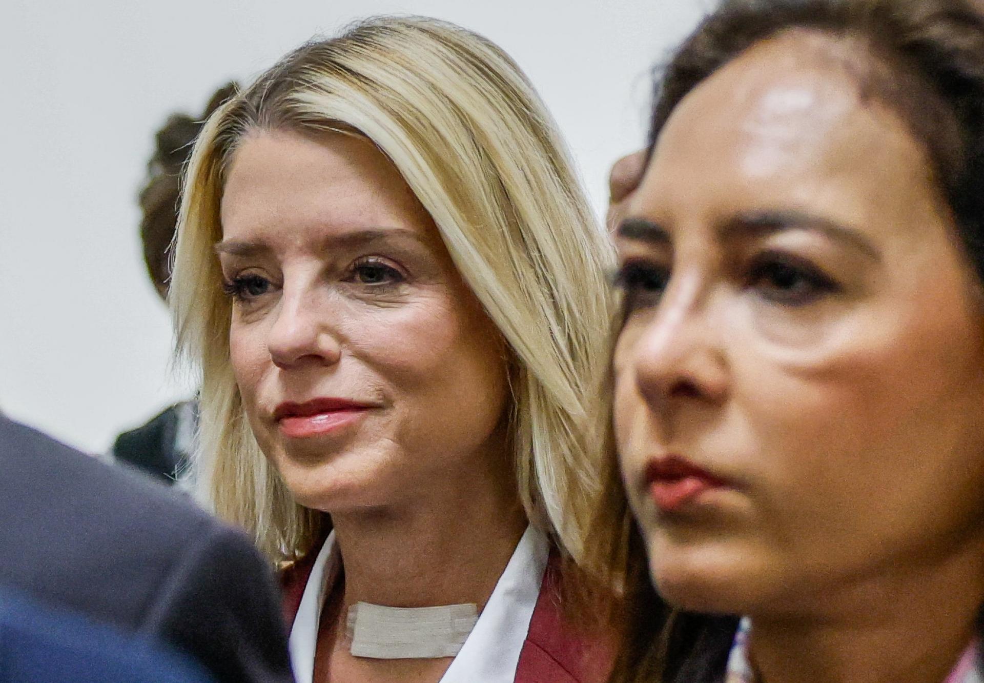 Exministerka Bondiov&aacute; v Kongrese USA obhajovala svoj postup v kauze Epstein. Priznala aj chyby
