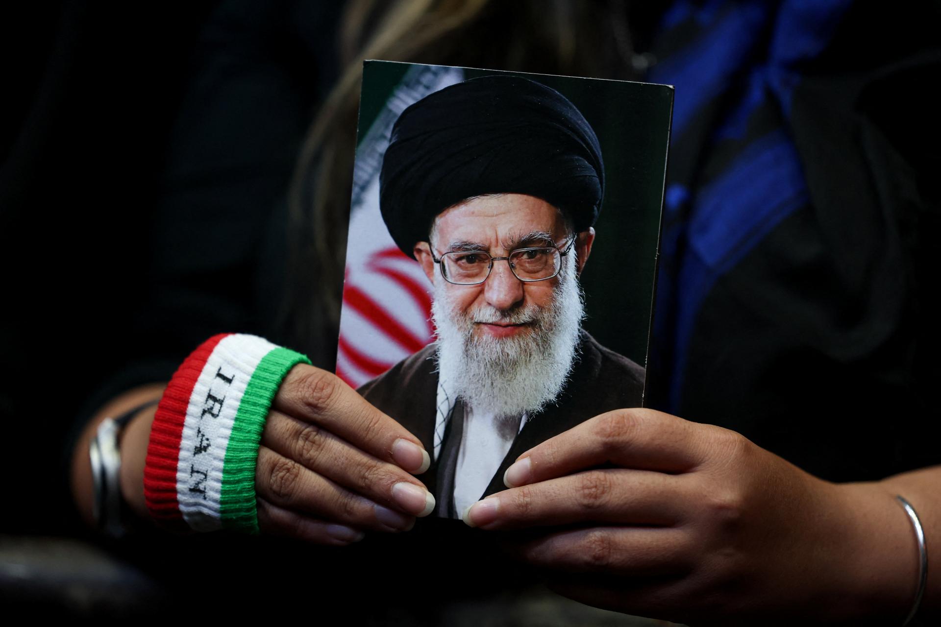 Irán sa pripravuje na „veľkolepý“ pohreb ajatolláha Alího Chameneího, informujú tamojšie médiá