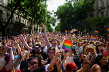 Ľudia sa z&uacute;častňuj&uacute; každoročn&eacute;ho pochodu Pride v Budape&scaron;ti. FOTO: Reuters