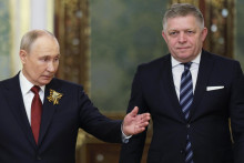 Premi&eacute;r Robert Fico udržiava kontakty s Vladimirom Putinom a vyz&yacute;va E&Uacute; na okamžit&yacute; dial&oacute;g s Moskvou. FOTO: TASR/AP

