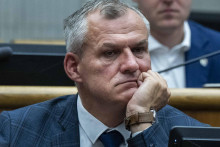 Na sn&iacute;mke poslanec Roman Malatinec (nezaraden&yacute;) reaguje počas 52. sch&ocirc;dze parlamentu v Bratislave vo &scaron;tvrtok 28. m&aacute;ja 2026. FOTO: TASR/Jakub Kotian