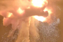 Nosn&aacute; raketa New Glenn americkej spoločnosti Blue Origin exploduje počas testu na &scaron;tartovacej rampe na floridskom Myse Canaveral 29. m&aacute;ja 2026. FOTO: TASR/AP