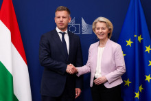Maďarsk&yacute; premi&eacute;r Peter Magyar a predsedn&iacute;čka Eur&oacute;pskej komisie Ursula von der Leyenov&aacute;. FOTO: Reuters