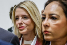 Bondiov&aacute; sa stala kľ&uacute;čovou postavou kauzy po tom, čo vlani vyhl&aacute;sila, že &uacute;dajn&yacute; Epsteinov &bdquo;zoznam klientov&ldquo; m&aacute; na stole na presk&uacute;manie. FOTO: REUTERS