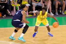 Na sn&iacute;mke zľava Shamiel Shawn Stevenson (Bratislava) a Omotayo Jordan Ogundiran (Levice) v piatom z&aacute;pase fin&aacute;le play off Tipos SBL basketbalovej extraligy mužov medzi Patrioti Levice - BC Slovan Bratislava 29. m&aacute;ja 2026 v Leviciach. FOTO: TASR/Henrich Mi&scaron;ovič