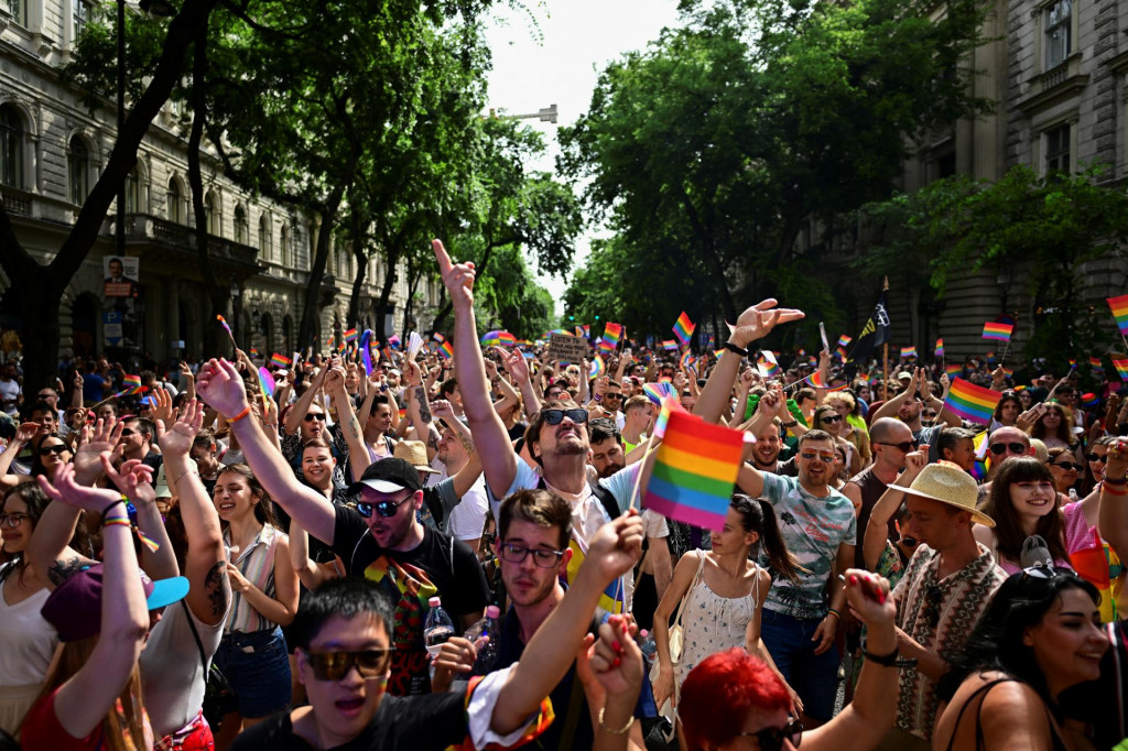 Ľudia sa z&uacute;častňuj&uacute; každoročn&eacute;ho pochodu Pride v Budape&scaron;ti. FOTO: Reuters