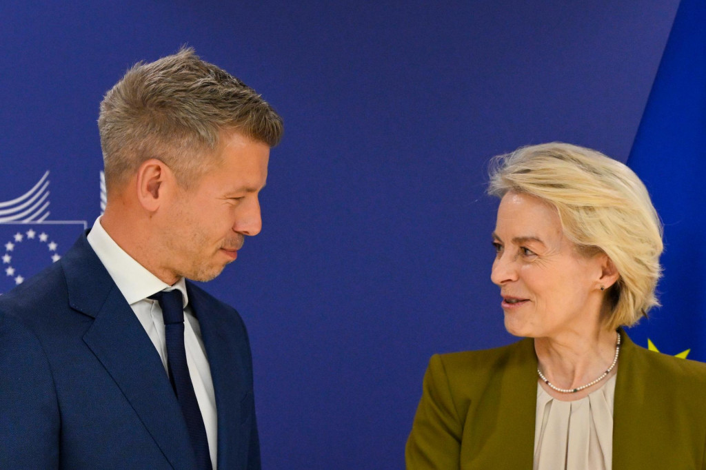 Maďarsk&yacute; premi&eacute;r P&eacute;ter Magyar sa rozpr&aacute;va s predsedn&iacute;čkou Eur&oacute;pskej komisie Ursulou von der Leyenovou (29. apr&iacute;la 2026). FOTO: TASR/AP