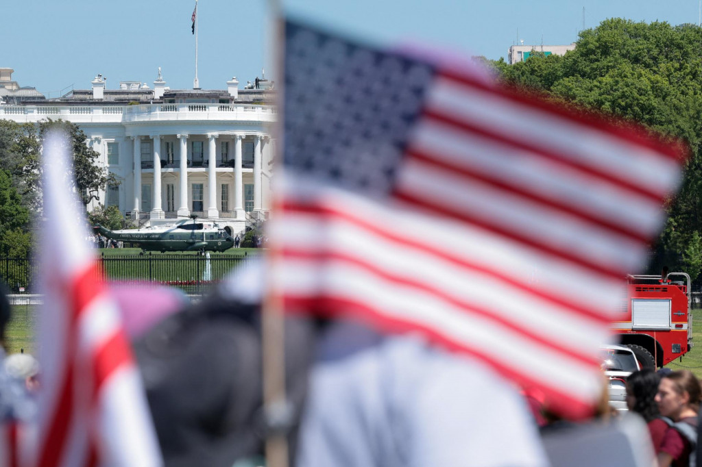 Agent&uacute;ra AP uviedla, že medzi potenci&aacute;lnych pr&iacute;jemcov kompenz&aacute;ci&iacute; by mohli patriť aj niektor&iacute; &uacute;častn&iacute;ci &uacute;toku na Kapitol zo 6. janu&aacute;ra 2021. Trump po n&aacute;vrate do &uacute;radu viacer&yacute;m z nich udelil milosť alebo zmiernil tresty. FOTO: REUTERS