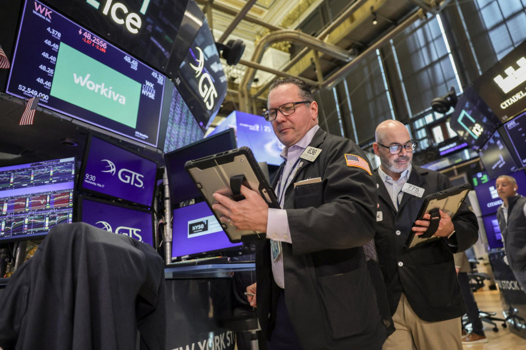 Podľa strat&eacute;ga banky Wells Fargo Ohsunga Kwona panuje okolo AI na trhu v&yacute;razn&aacute; euf&oacute;ria a s&uacute;časn&yacute; rast ťahaj&uacute; predov&scaron;etk&yacute;m siln&eacute; firemn&eacute; v&yacute;sledky. FOTO: REUTERS