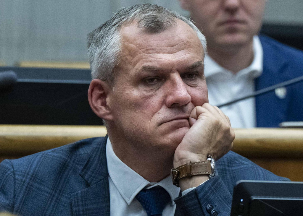 Na sn&iacute;mke poslanec Roman Malatinec (nezaraden&yacute;) reaguje počas 52. sch&ocirc;dze parlamentu v Bratislave vo &scaron;tvrtok 28. m&aacute;ja 2026. FOTO: TASR/Jakub Kotian
