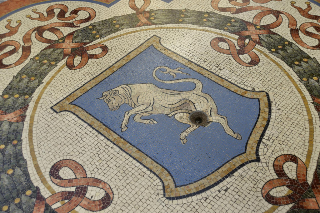 Sl&aacute;vny mozaikov&yacute; b&yacute;k v historickej Gal&eacute;rii Viktora Emanuela II. v Mil&aacute;ne. FOTO: Dreamstime