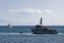 Two Hellenic Coast Guard vessels, supported by a patrol boat, conduct Search and Rescue (SAR) operations in search of the migrants missing following a shipwreck, off Lesbos Island, Greece, October 27, 2025. REUTERS/ Hibai Arbide Aza FOTO: Hibai Arbide Aza