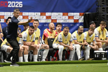 Tr&eacute;ner Slovenska Marius Mitu a lavička hr&aacute;čov. FOTO: TASR/Pavel Neubauer