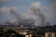 Dym sa val&iacute; z južn&eacute;ho Libanonu po izraelsk&yacute;ch &uacute;tokoch. FOTO: Reuters