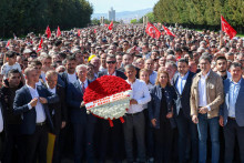 &Ouml;zg&uuml;r &Ouml;zel, odvolan&yacute; predseda hlavnej opozičnej Republik&aacute;nskej ľudovej strany (CHP), v sprievode starostu Ankary Mansura Yavasa a jeho podporovateľov. FOTO: Reuters