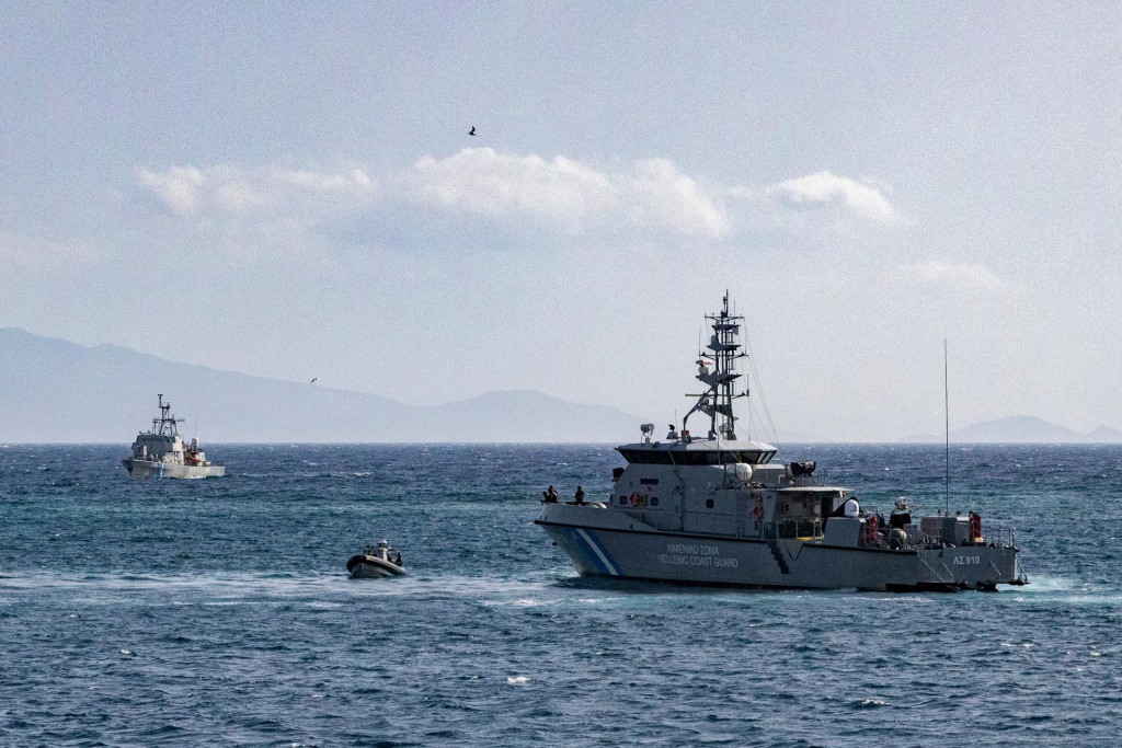 Two Hellenic Coast Guard vessels, supported by a patrol boat, conduct Search and Rescue (SAR) operations in search of the migrants missing following a shipwreck, off Lesbos Island, Greece, October 27, 2025. REUTERS/ Hibai Arbide Aza FOTO: Hibai Arbide Aza