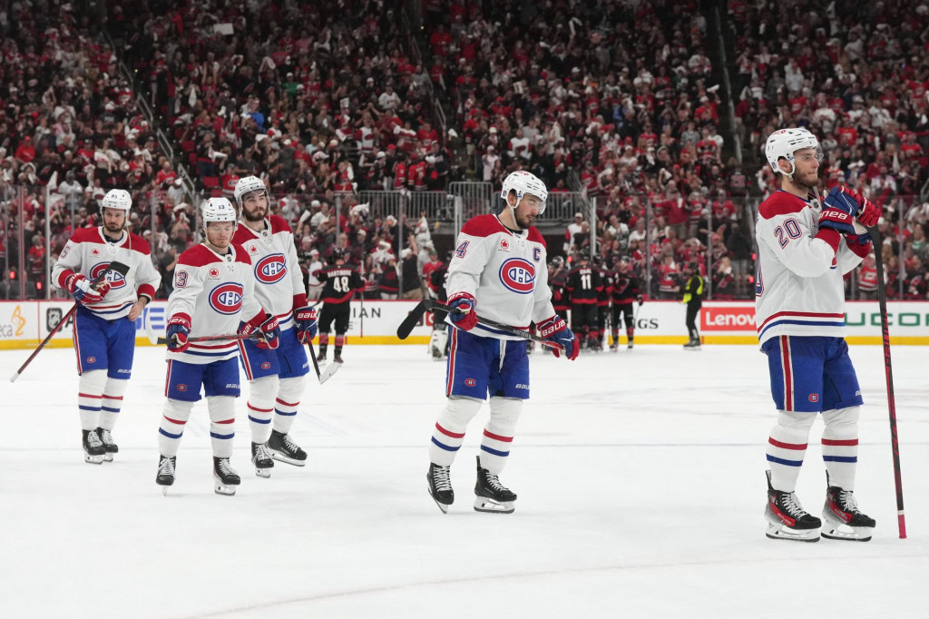 Hr&aacute;či Montreal Canadiens po prehre s Carolina Hurricanes v piatom z&aacute;pase fin&aacute;le V&yacute;chodnej konferencie play-off. FOTO: Reuters