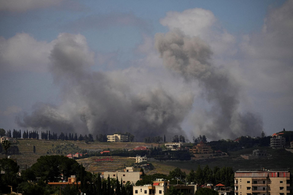 Dym sa val&iacute; z južn&eacute;ho Libanonu po izraelsk&yacute;ch &uacute;tokoch. FOTO: Reuters
