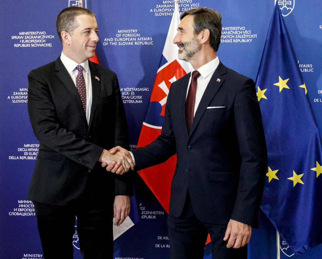 Minister zahraničn&yacute;ch vec&iacute; Srbskej republiky Marko Djurič a minister zahraničn&yacute;ch vec&iacute; a eur&oacute;pskych z&aacute;ležitost&iacute; Juraj Blan&aacute;r. FOTO: TASR/Dano Veselsk&yacute;
