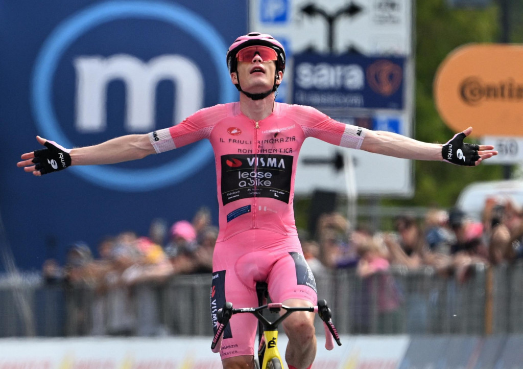 Jonas Vingegaard oslavuje v&iacute;ťazstvo v 20. etape. FOTO: Reuters