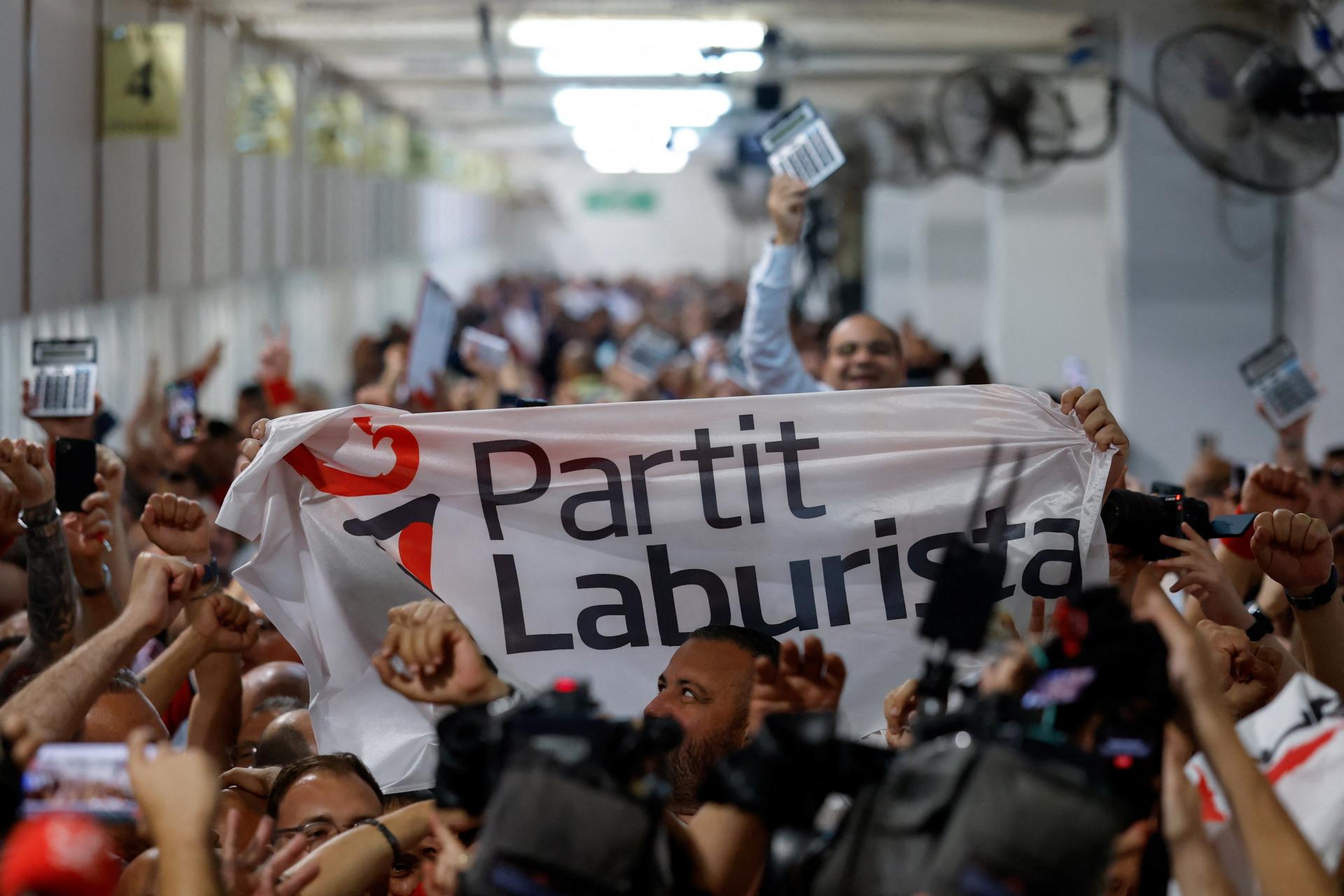 Predbežné výsledky predčasných parlamentných volieb na Malte naznačujú víťazstvo labouristov