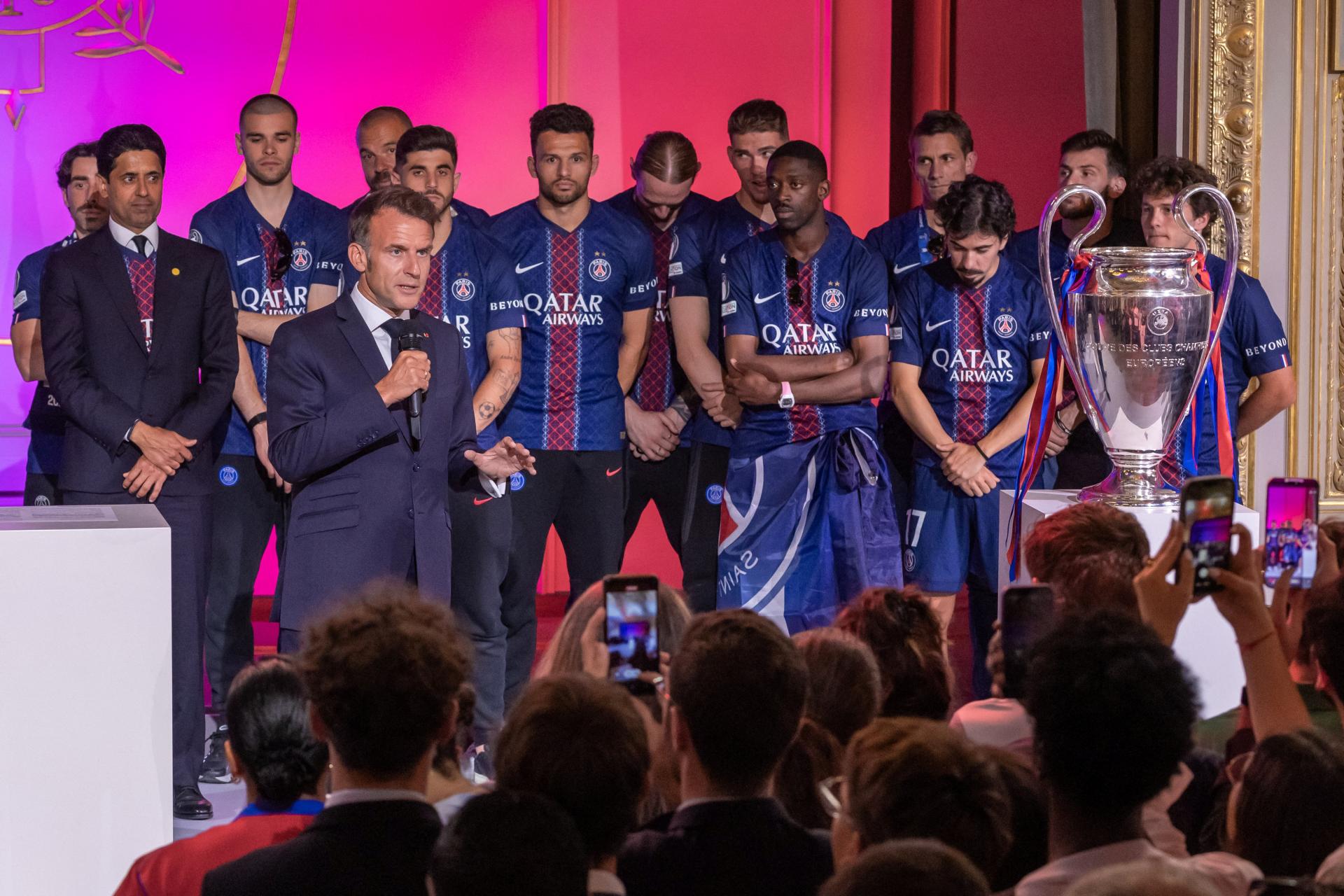 Paríž oslavoval s hráčmi PSG triumf v Lige majstrov, tím prijal Macron. Odsúdil nočné nepokoje a násilie